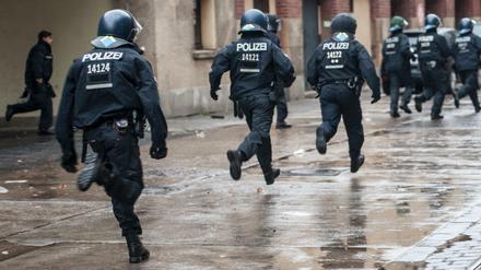 Voller Einsatz. Am Donnerstag hatte Berlins Polizei - hier bei einem früheren Einsatz - mal wieder besonders viel zu tun. 