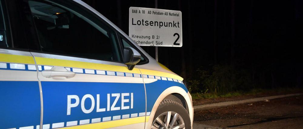 Wegen eines Polizeieinsatzes ist die A10 in der Nacht zwischen Ferch und Michendorf in beide Fahrtrichtungen gesperrt worden.