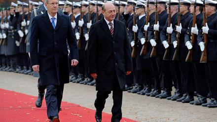 Er kam gut an: Der rumänische Staatspräsident Traian Basescu bei Bundespräsident Christian Wulff. Zwei Polizisten erlitten Verkehrsunfälle beim Sichern des Präsidentenwagens. 