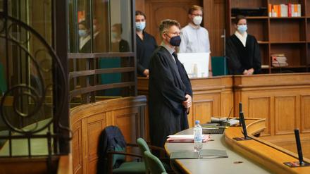 Ein Blick auf die Anklagebank im Saal 500 des Kriminalgerichts Moabit vor Beginn des Prozesses gegen den Bombenbauer.
