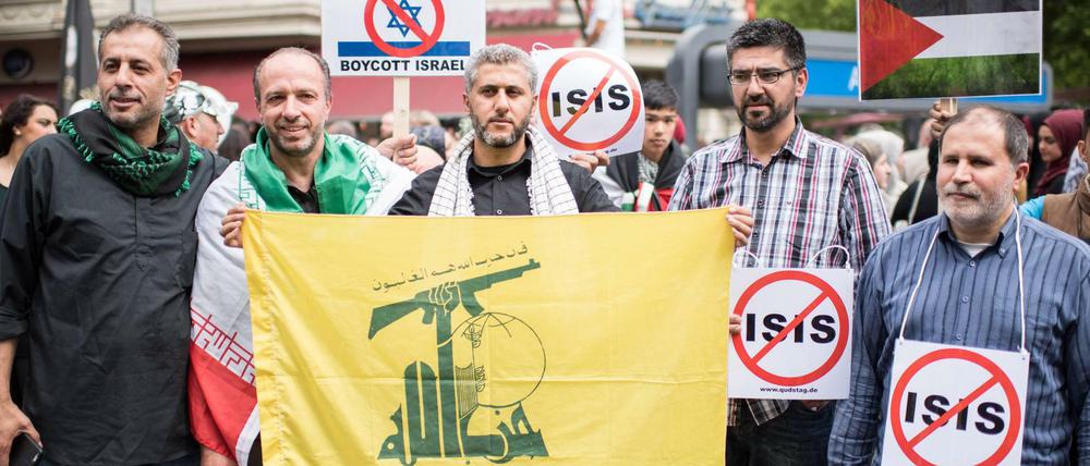 Demonstranten präsentieren beim Al-Quds-Tag 2015 die Hisbollah-Flagge mit Gewehr und Weltkugel - damals noch erlaubterweise.
