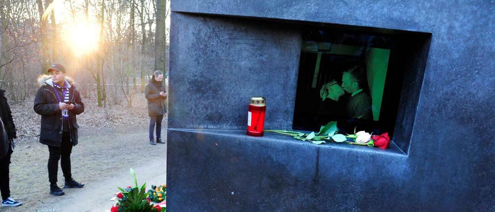 Das unbeschädigte Denkmal für die in der NS-Zeit verfolgten Homosexuellen im Berliner Tiergarten.