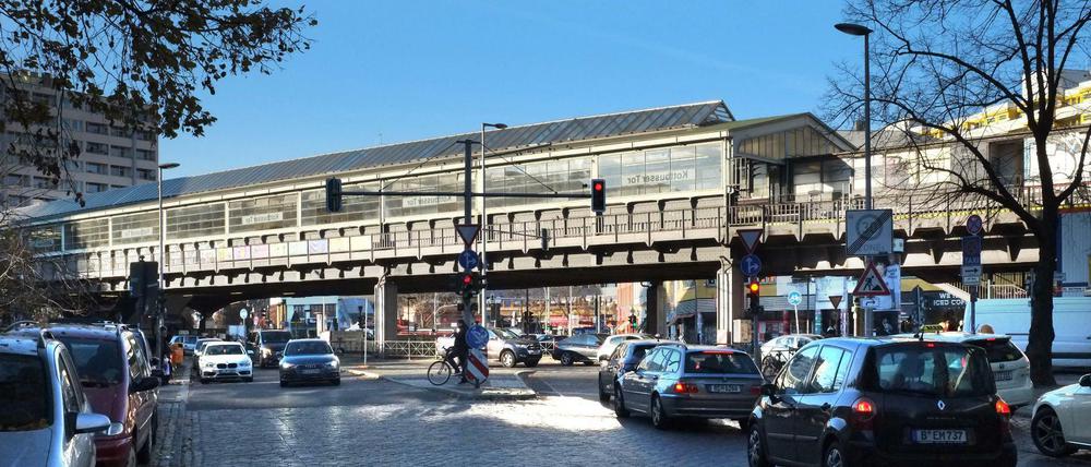 Der U-Bahnhof Kottbusser Tor in Kreuzberg. In der Kottbusser Straße wurden zwei Reisebüros beschädigt.