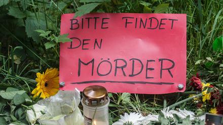 Ein Blatt Papier in der Nähe vom S-Bahnhof Wuhletal in Kaulsdorf. Hier war am 16. Mai die Leiche von Hanna K. gefunden worden. Heute begann der Prozess gegen den Mann, der für ihren Tod verantwortlich sein soll.