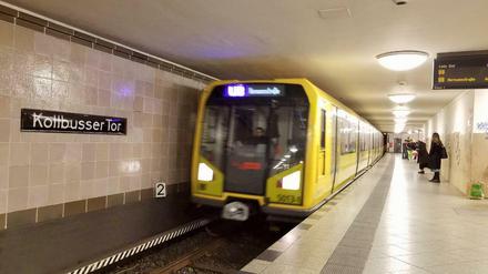 Der Mann wurde vor einen Zug der U-Bahnlinie 8 in Fahrtrichtung Hermannstraße gestoßen.