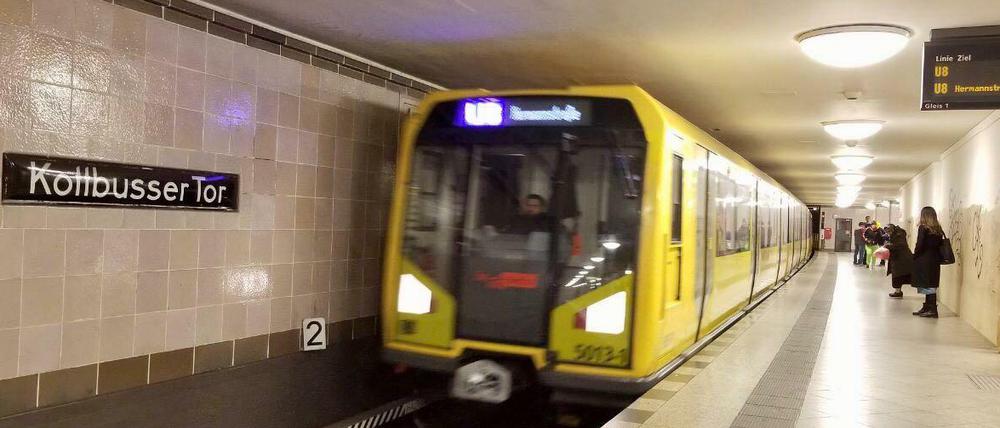 Der Mann wurde vor einen Zug der U-Bahnlinie 8 in Fahrtrichtung Hermannstraße gestoßen.