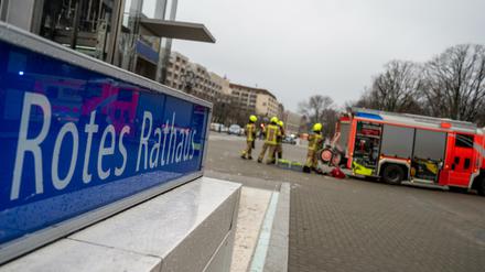 Die Feuerwehr im Einsatz am neuen U-Bahnhof Rotes Rathaus.