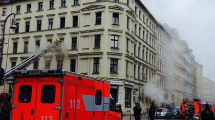Die Löscharbeiten der Feuerwehr in der Adalbertstraße Ecke Naunynstraße. 