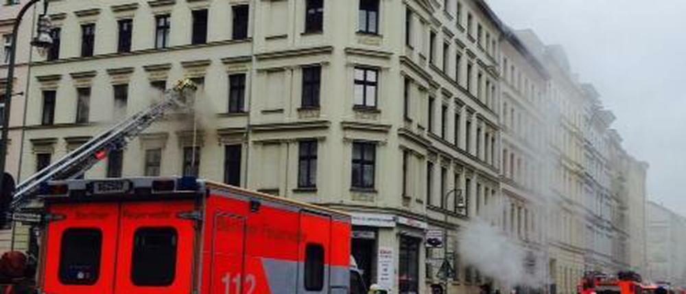 Die Löscharbeiten der Feuerwehr in der Adalbertstraße Ecke Naunynstraße. 