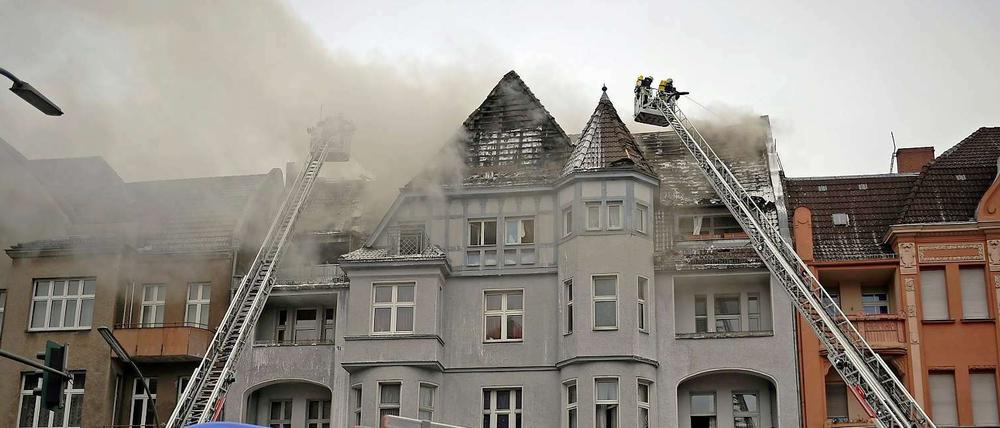 Die Feuerwehr zieht Bilanz: Im Jahr 2010 musste sie wesentlich öfter ausrücken. Am Donnerstag, 31. März, brannte ein Wohnhaus in Spandau. Obergeschoss und Dachstuhl wurden vollständig zerstört. Verletzt wurde zum Glück niemand.