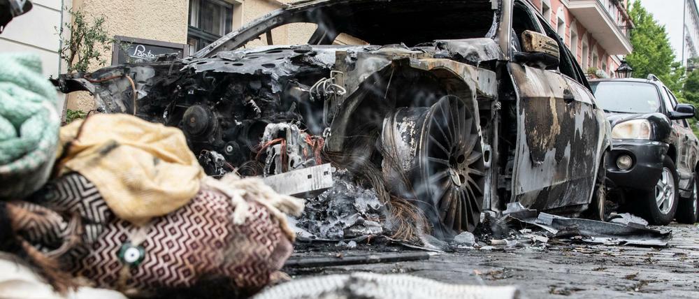 Immer wieder brennen Autos in Berlin. Ein ausgebranntes Auto steht Ende Juli in der Willibald-Alexis-Straße in Kreuzberg.