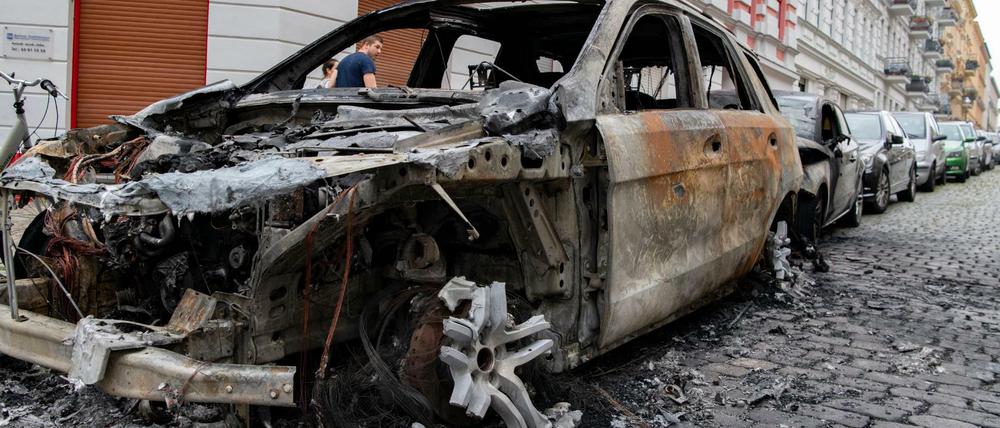 Ein ausgebranntes Auto steht in der Willibald-Alexis-Straße in Kreuzberg. In Berlin brannten in der Nacht mehrere Autos.