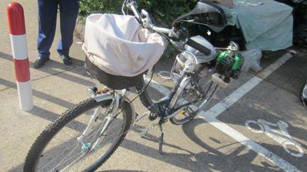 beamte konfiszierten in Marzahn ein aufgemotztes Fahrrad.