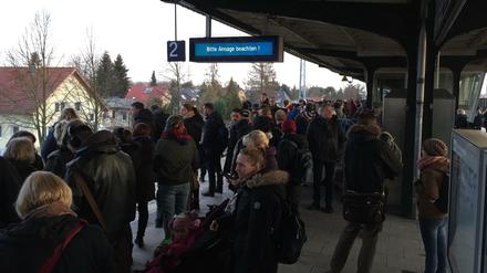 Warten auf den Zug, hieß es am Morgen lange Zeit wie hier in Karow.