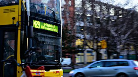 Ein M29er-Bus auf der Fahrt durch Kreuzberg.