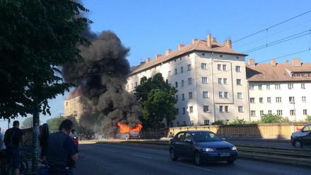 In der Prenzlauer Allee ist am Freitagnachmittag auf Höhe des Bahnhofs ein VW-Bus in Flammen aufgegangen.