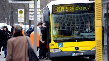 In der Nacht zu Samstag kam es in zwei BVG-Bussen zu Übergriffen, ein Busfahrer wurde verletzt. Schon häufiger kam es in Bussen zu Ausschreitungen und Vandalismus. (Archivbild)
