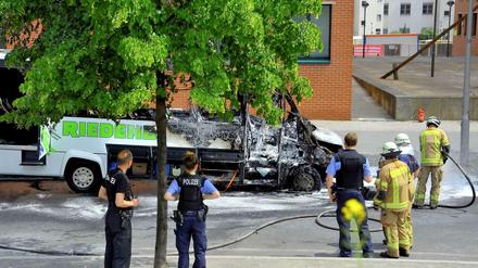Ein Raub der Flammen. Der zerstörte Bus am Potsdamer Platz