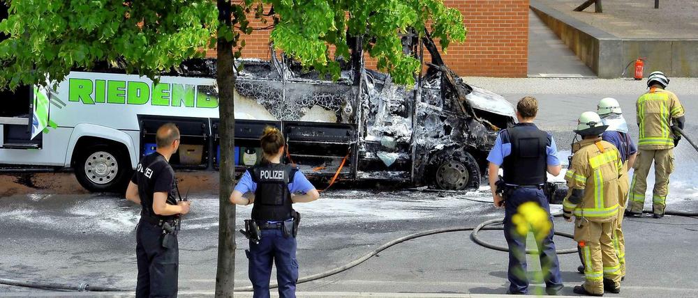 Ein Raub der Flammen. Der zerstörte Bus am Potsdamer Platz