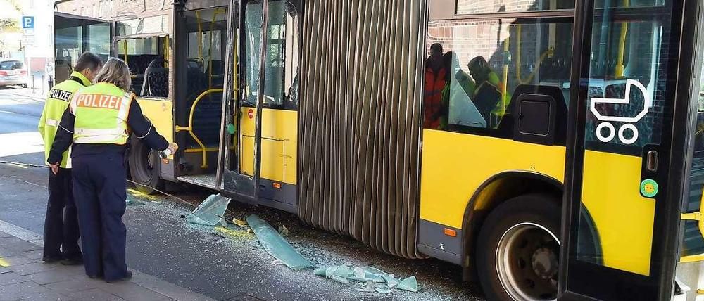 Am S-Bahnhof Mahlsdorf sind am Morgen zwei Busse der BVG zusammengestoßen. Fünf Menschen wurden verletzt, zwei von ihnen schwer.