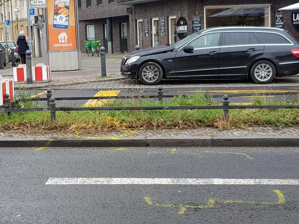 Der Mercedes erfasste die Radfahrerin laut Polizei, als die Ampel für sie Grün zeigte. Markierungen auf dem Asphalt zeugen von der polizeilichen Spurensicherung.