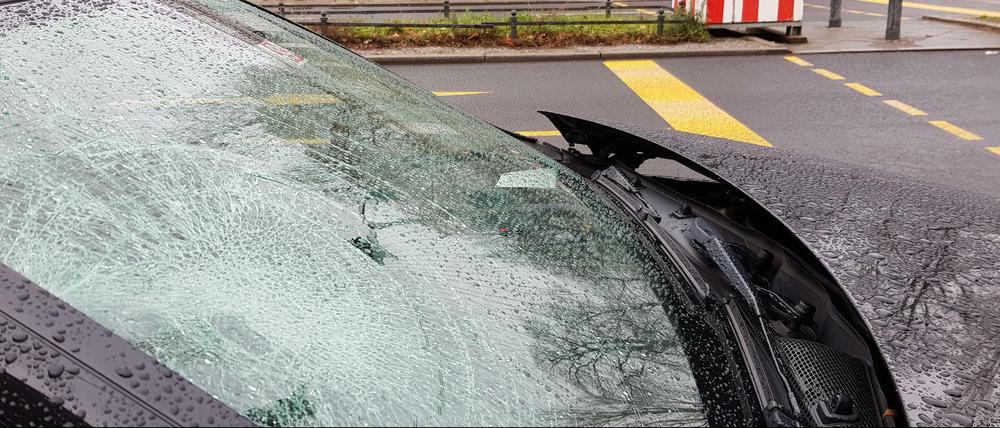 Die gesplitterte Windschutzscheibe des Unfallautos – es stand auch am Donnerstag noch an der Unglücksstelle.