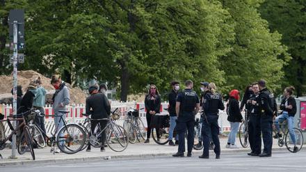 Teilnehmer einer Fahrrad-Demonstration an der Ecke Heinrich-Heine-Straße/Köpenicker Straße.