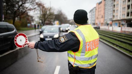 Bei einer Verkehrskontrolle soll der 30-Jährige mit seinem Porsche versucht haben, einen Polizisten umzufahren.