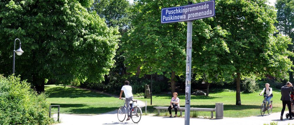 Der Puschkinpark und die Puschkinpromenade in der Innenstadt in Cottbus.