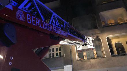 Brand in einer Wohnung im ersten Stock eines Mehrfamilienhauses am Wildenbruchplatz.
