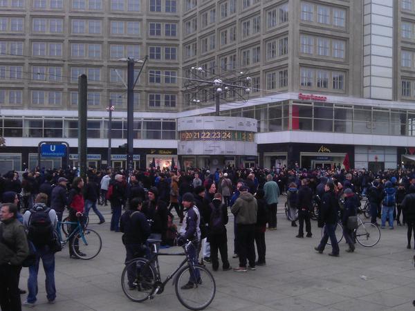 Geschätzt dreihundert Demonstranten, vor allem aus der linken Szene, hatten sich am Alexanderplatz versammelt, um gegen die - abgesagte - Nazidemonstration zu protestieren.