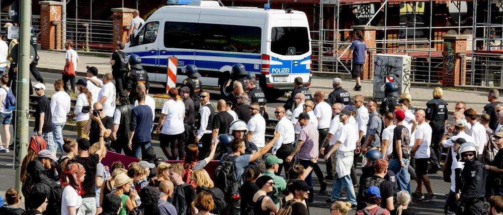 Der Zug der Neonazi-Demonstration anlässlich des 31. Todestages von Rudolf Heß zieht über die Landsberger Allee.