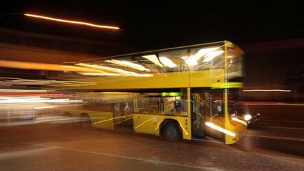 Ein Doppeldeckerbus der BVG ist in der Berliner Nacht unterwegs (Symbolbild).