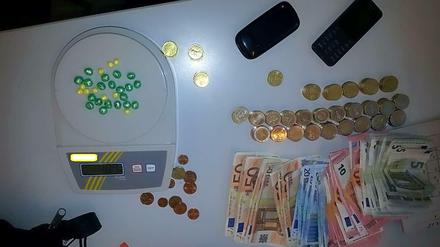 Volle Taschen: Die Beamten fanden neben zwei Mobiltelefonen, 30 Verkaufseinheiten Drogen – vermutlich Heroin und rund 1750 Euro. 