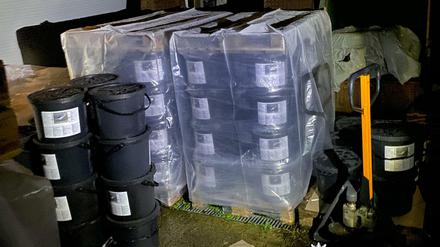 28 mit Kunststofffolie umwickelte Europaletten mit je 32 Plastikeimern wurden gefunden - darin Marihuana.