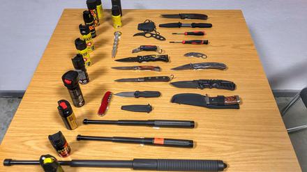 Von der Bundespolizei sichergestellte Gegenstände, darunter Pfefferspray, Schlagstöcke und Messer.