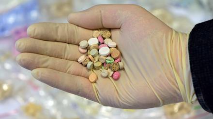 Ecstasy-Tabletten wie diese konnten Ermittler am Samstag in Berlin-Lichtenberg sicherstellen.