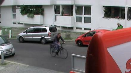 Die Überwachungskamera einer Tankstelle hat den flüchtenden Täter auf dem Fahrrad fotografiert. 
