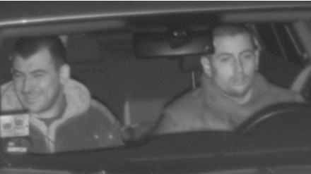 Diese zwei Männer wurden am Steuer des gestohlenen VW Golf geblitzt. Wer kann Hinweise zu ihnen geben?
