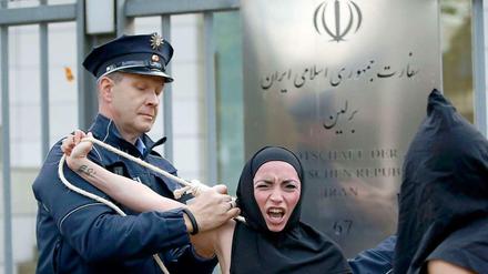 Vor der iranischen Botschaft in Berlin haben drei Femen-Aktivistinnen am Montagnachmittag gegen die Hinrichtung einer 26-jährigen Frau im Iran protestiert. Sie wurden von der Polizei abgeführt. 