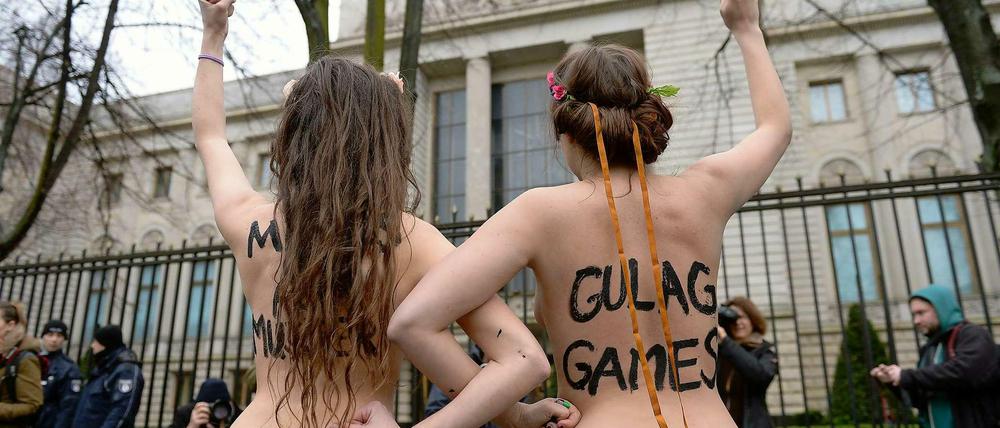 Portest gegen Olympia: Femen-Aktivisitnnen vor der russischen Botschaft Unter den Linden.