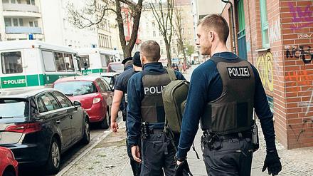Sensible Tätigkeit: Einsatzkräfte eines Spezialeinsatzkommandos der Berliner Polizei bei einem Einsatz in Neukölln. (Archvbild)