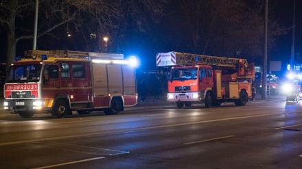 Einsatzfahrzeuge der Feuerwehr stehen in der Storkower Straße. 