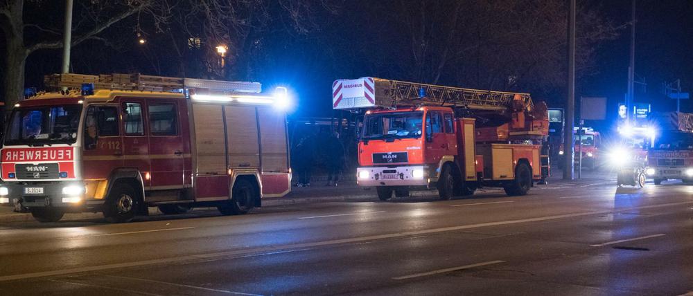 Einsatzfahrzeuge der Feuerwehr stehen in der Storkower Straße. 