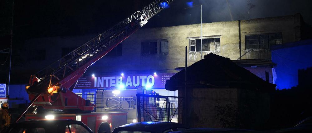 Einsatzkräfte der Feuerwehr löschen am 05.09.2016 in Berlin einen Brand in einem zum Abriss bestimmten Gebäude in Wedding. 