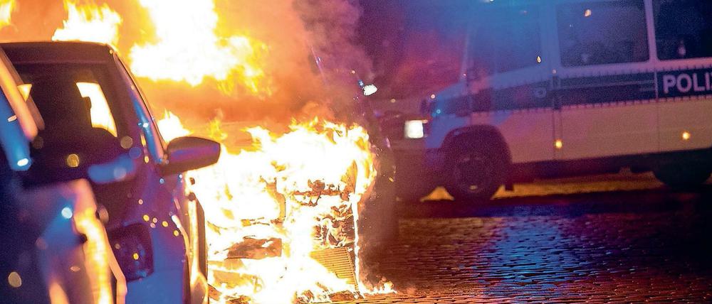 Ein brennendes Auto in Friedrichshain im Jahr 2016 (Symbolbild). 