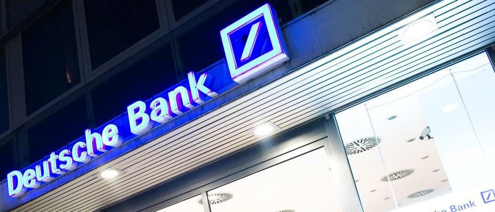 Wieviel Geld die Täter aus der Filiale der Deutschen Bank geraubt haben, ist noch unklar.