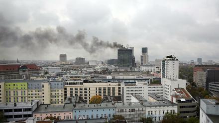 Dichte Rauchschwaden steigen aus dem Europa Center in Berlin empor.