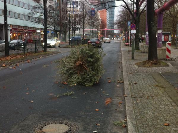 Achtung, fliegender Weihnachtsbaum! In Kreuzberg fliegen die Tannen tief.