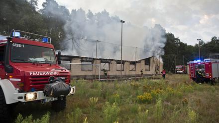 Feuer auf dem Gelände des Sportzentrum Uckley bei Königs Wusterhausen. Die Polizei geht von Brandstiftung aus.